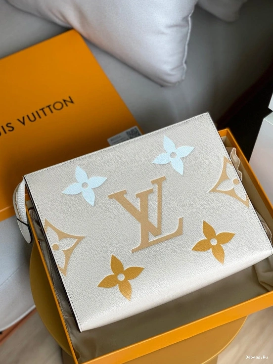 VUITTON LOUIS TOILETRY POUCH 26 0520